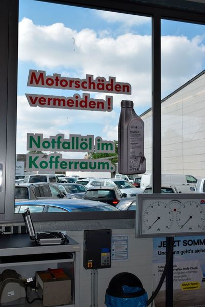 Das Nachfüllöl hat der Betrieb zu Notfallöl umgetauft – und dadurch seinen Ölumsatz drastisch gesteigert. (Holz / »kfz-betrieb«)