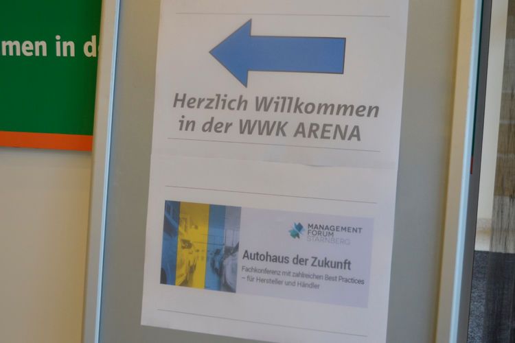 Rund 70 Teilnehmer verfolgten am Mittwoch die Vorträge der Referenten …  (Bild: Rehberg/»kfz-betrieb«)
