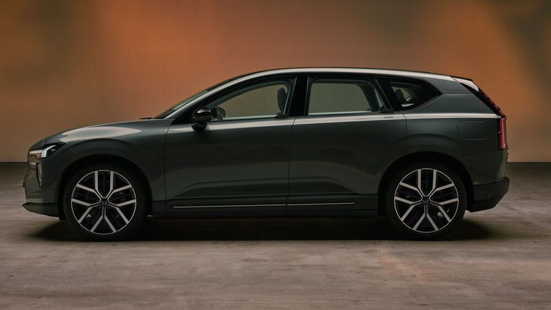 Der gut 4,8 Meter lange und knapp 1,6 Meter hohe EX60 reiht sich zwischen den beiden vollelektrischen Volvo-Modellen EX40 und EX90 ein. Das Heck fällt sanft ab. Auffallend sind die sehr kurzen Überhänge. Der Radstand ist knapp 3 Meter lang.  (Bild: Volvo)