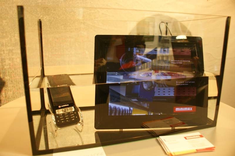 Handy und Tablet sind in die schnell verdampfende Flüssigkeit Argon getaucht. Beide Devices sind anschließend funktionsfähig.  (Archiv: Vogel Business Media)