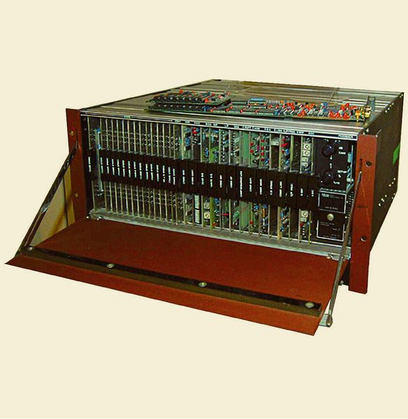 1979 kostete dieses IBV-System 87.000 €: Das Bildverarbeitungssystem „Intellect“ gehörte zur ersten Generation industrietauglicher Bildverarbeitungssysteme und wurde 1979 für umgerechnet rund 87.000 Euro von der Firma Stemmer Elektronik (heute Stemmer Imaging) angeboten. Zu den Ausstattungsmerkmalen der etwa 10 kg schweren IBV-Hardware gehörten beispielsweise eine RGB-Funktion und ein Interface zu DEC-Computern. Für damalige Verhältnisse war Intellect bereits eine leistungsstarke Bildverarbeitungslösung. Bis 1987 fielen die Preise deutlich, die Mehrheit der Systeme kosteten im Schnitt nur noch 48.000 Euro. Weiterentwicklungen in der Optosensorik und Leistungszuwachs in der Rechnertechnik sorgten für weiteren Preisverfall. Die Wurzeln der Bildverarbeitung reichen zurück bis in die 60-er Jahre. Fast zwei Jahrzehnte dauerte es, bis die Technik für die Industrie interessant wurde. Eine wichtige Entwicklung gelang 1996 dem Hersteller Vision Control mit der Kamera VC11, sie integrierte einen Minirechner für die komplette Bildverarbeitung. (Bild: Fraunhofer Geschäftsbereich Vision)