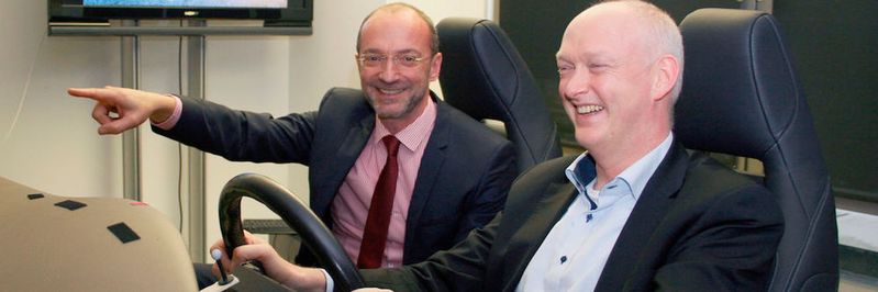 V.l.: Prof. Dr. Andreas Dengel, Leiter des Forschungsbereichs Smarte Daten & Wissensdienste am DFKI, und Matthias Schultalbers, Executive Vice President for Powertrain Mechatronics bei IAV(Bild:  IAV/DFKI)