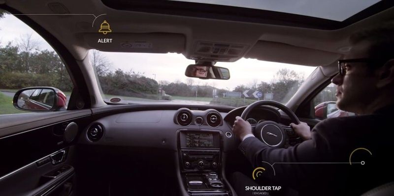 Jaguar Land Rover entwickelt derzeit eine Reihe von neuen Technologien, die den Fahrer mit ausgewählten Farben, Tönen und haptischen Signalen schnell und sicher auf mögliche Gefahren aufmerksam machen. (Jaguar Land Rover)