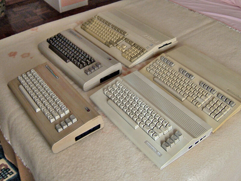 Der C64 wurde von 1982 bis 1993 verkauft. Im Laufe der Jahre gesellten sich leicht überarbeitet Modelle hinzu. Während der C64G sich äußerlich nur in einer leicht anderen Tastaturfarbe vom Originalmodell unterscheidet, steckt der C64C in einem Gehäuse, das auf dem ersten Blick identisch ist zu dem jüngeren 8-Bit-Bruder C128 oder der 16-Bit-Schwester Amiga 500. Das Innenleben war leicht anders, Board- und Chip-Revisionen machten günstigere Produktionen möglich. (CC0)