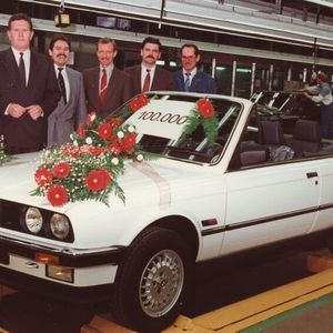 1989 feierte der Konzern den 100.000sten im Werk Regensburg gefertigten Wagen, ein 3er-Cabrio der zweiten Generation (E30).(Bild:  BMW)