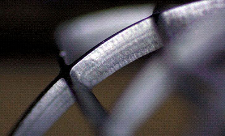 Schneiden von 500 µm dicker NiTi-Formgedächtnislegierung mit dem Star-Femto-Laser. Bild: Raydiance (Archiv: Vogel Business Media)