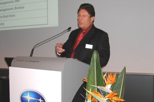 Als „schlichte Überlebensfrage“ bezeichnete der scheidende Verbandspräsident Manfred Eimansberger die Bekämpfung der Rabattschleuderei: „Es ist betriebswirtschaftlicher Irrsinn unsere Autos mit Preisnachlässen von bis zu 20 Prozent zu vekaufen. Damit schwächen wir unsere Verhandlungsposition  gegenüber Subaru Deutschland und schaden zugleich unserer Marke“. (Archiv: Vogel Business Media)