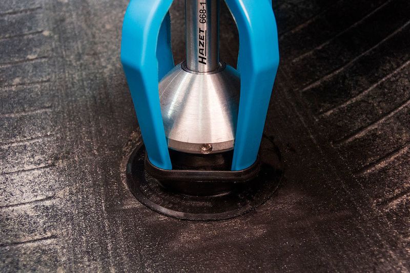 Der VDO-Redi-Sensor wird mit dem Hazet 668-1 in den Gummicontainer eingesetzt. (Foto: © Thomas Stickdorn)