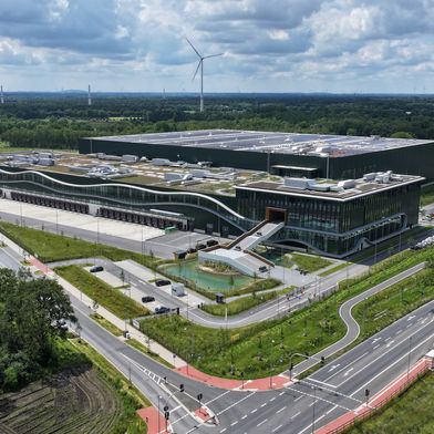 Das Levi Strauss & Co. European Distribution Center in Dorsten wurde für sein Konzept in Sachen Klima- und Umweltschutz mit dem Logix Award 2025 ausgezeichnet.

 (Bild:  Delta Development Germany)