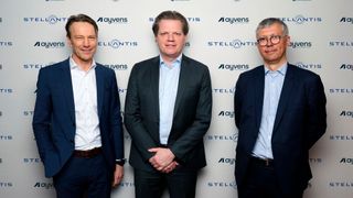 V.l.n.r: Uwe Hochgeschurtz, Stellantis COO Enlarged Europe, Miels Horsten, Ayvens COO, und Cyrille Moreau, Stellantis Corporate Sales Director Enlarged Europe. (Bild: Stellantis)