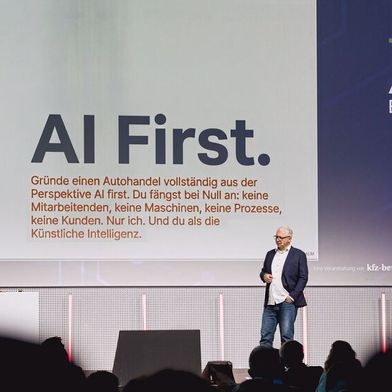„Fangen Sie an!“ – Zukunftsforscher Michael Carl appellierte eindringlich an die anwesenden Händler beim Automotive Business Day, den Vormarsch von KI-Entwicklungen nicht zu verschlafen. (Bild: Stefan Bausewein)