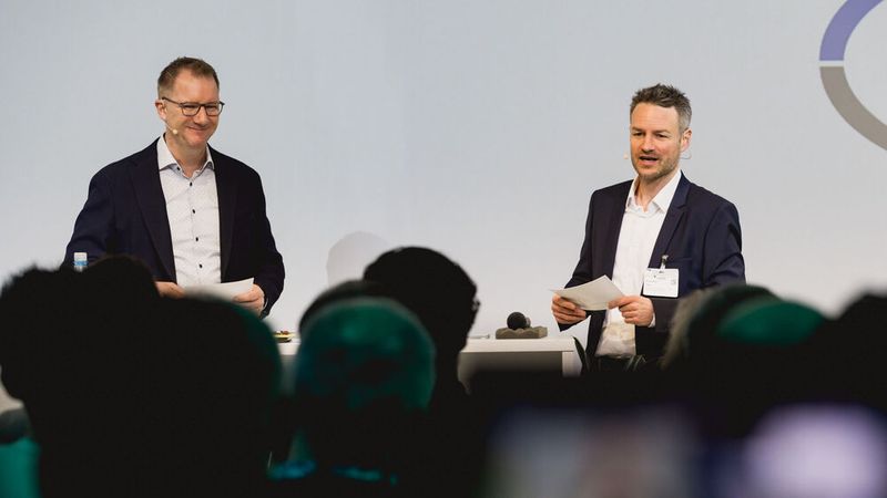 Führten durch das zweitägige Programm der WKST: Christian Otto, Chefredakteur der Fachzeitschrift »Fahrzeug+Karosserie« (rechts), und Timm Diesbach von der Rechtsanwaltskanzlei Voigt. (Bild: Stefan Bausewein)