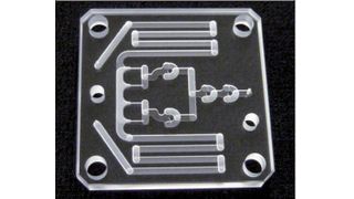 Abb. 1: Beispiel eines mikrostrukturierten Reaktors: Laminarer Mischer mit komplexer Bifurkation, Verwirbelungsstruktur und Eduktvorwärmung. (Bild: YMC)