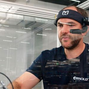 Im Rahmen des neuen digitalen Remote-Service von Arnold Umformtechnik können Prozess-Controller, Instandhalter und Anlagenbediener einfach per sprachgesteuerter VR-Brille mit den Arnold-Spezialisten Informationen austauschen.(Bild:  Arnold Umformtechnik)