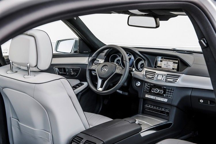 Im Innenraum unter anderem neu: das dreitubige Kombiinstrument, das trapezförmige gerahmte Display und das Design der Lüftungsdüsen. (Foto: Daimler)