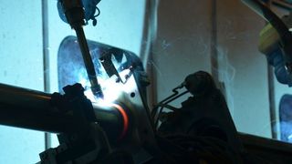 Sechsachsige Roboter schweißen auf einem Schwenktisch selbst in schwer zugänglichen Bereichen. Die Schweißpistolen sorgen für optimale Bauteilzugänglichkeit und gleichbleibend hochwertige Schweißergebnisse. (Bild: Dinse)