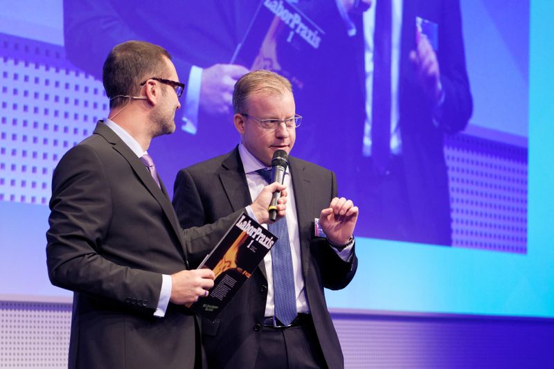 Impressionen von der LABORPRAXIS Meilenstein Gala und der Feier zum 40-jährigen Jubiläum am 30. November 2017 in Würzburg. Bernd Meidel im Gespräch mit dem VBM-Geschäftsführer Florian Fischer. (Bild: Andreas Burkhardt/LABORPRAXIS)