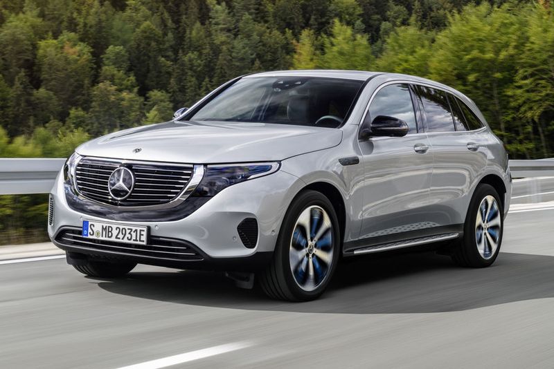 Nach altem Standard NEFZ kommt er etwa 450 Kilometer weit, ehe er ans Kabel muss. Da die neue Testregel WLTP deutlich strenger ist, werden beim EQC wohl um die 400 Kilometer herauskommen. (Daimler)