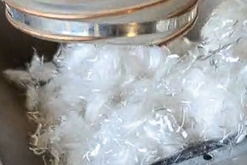 Die synthetischen Fasern vor dem Prozess.  (Bild: Wessjohann fördertechnische Anlagen.)