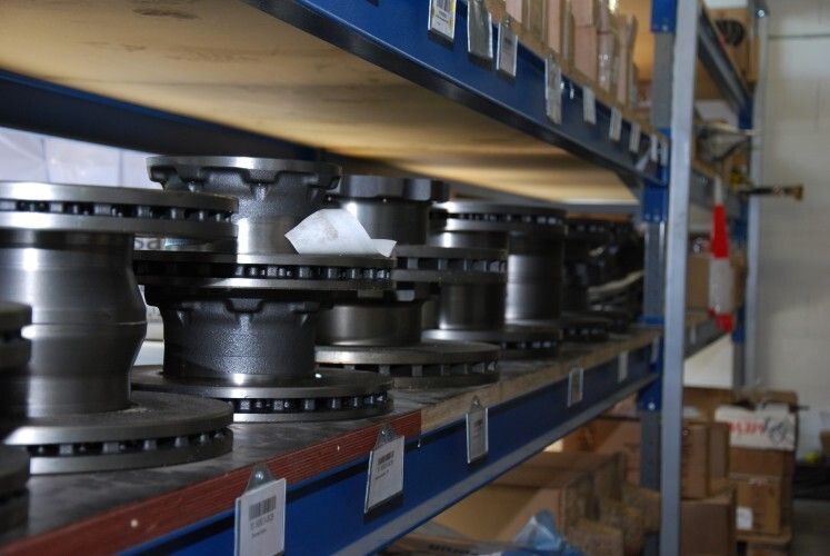 Ein großer Ersatzteilbestand vermindert teure Standzeiten, ein Kernthema für Fuhrparkleiter. (Foto: Holz)