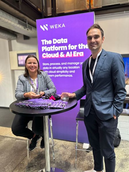 Das Team von WEKA: Ivana Seitz (l.) und Kai Gantner (r.). (Bild: Vogel IT-Akademie)