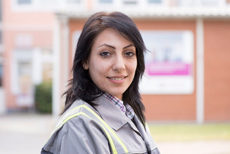 Somayeh ist 32 Jahre alt und macht ihre Ausbildung zur Chemikantin bei Evonik. Die Iranerin hat 2015/16 an der Ausbildungs- vorbereitung „Start in den Beruf für Flüchtlinge“ teilgenommen. (Evonik)