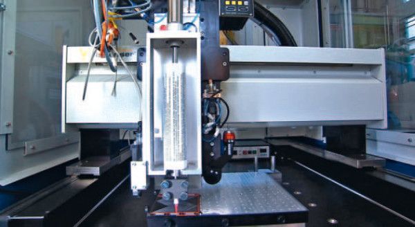 Automatisiertes Dichtungsauftragen mit Dispenser (Bild: ZSW)