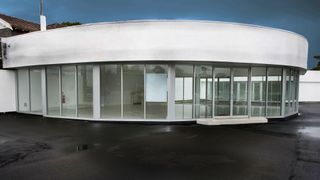 Leere Schauräume – aufgegebene Betriebe: Die fehlende Neuware im Pkw-Handel gefährdet zunehmend die Existenz von Kfz-Betrieben. (Bild: Adam Dodd)