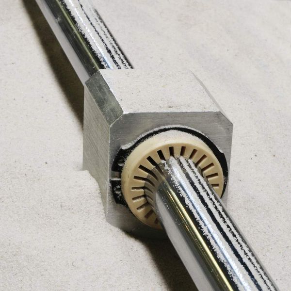 Unempfindlich gegen Schmutz:  Das neue, schmierfreie „DryLin R“-Lineargleitlager - komplett aus Tribo-Kunststoff - von igus, Köln. Das „P“ steht für Präzision. (Archiv: Vogel Business Media)