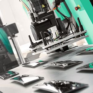 Wirtschaftlich in der Serienproduktion: Hochwertige Oberflächendekore lassen sich mit dem automatisierten Spritzgiessverfahren In-Mould-Decoration wirtschaftlich aufbringen.   