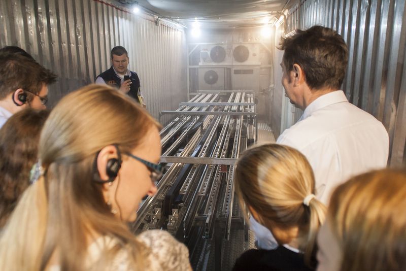 Auch wir eingeladenen Redakteure durften uns von der Besonderheit der Kältekammer überzeugen... (Bild: Igus)