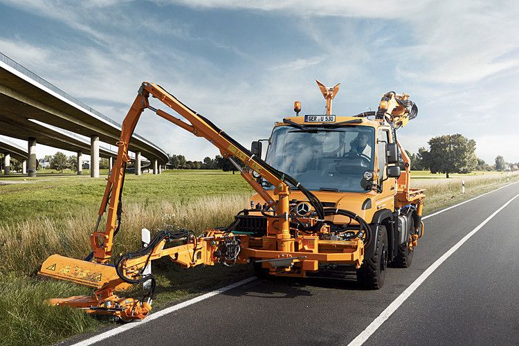 Pflege des Straßenbegleitgrüns mit dem leistungsstärksten U 530 (220 kW/299 PS). (Foto: Daimler)