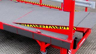 Um den Verladeprozess im Bestand zu beschleunigen und noch sicherer zu machen, hat Butt eine elektrohydraulische Vorschubbrücke in eine verfahrbare Verladeplattform integriert. (Bild: Butt)