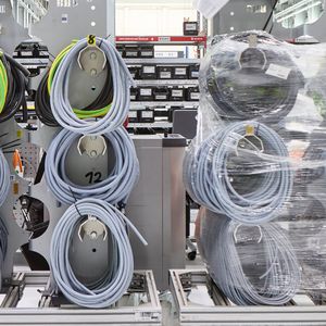 Die Leitungen werden zugeschnitten, mit den passenden Steckverbindern und vorsortiert in die Montage geliefert.(Bild:  Helukabel)