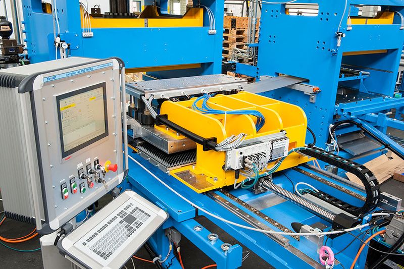 Stanzeinschub in einer multifunktionalen Profiliermaschine. (Bild: Dreistern)