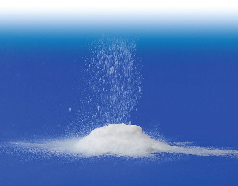 Pyrogene Kieselsäure ist Siliciumdioxid in hochreiner, amorpher Form. Das weiße, unscheinbare Pulver hat sehr nützliche Eigenschaften. Es dient u.a. als Rheologie-Additiv, Rieselhilfe oder verstärkender Füllstoff. (Bild: Wacker Chemie )