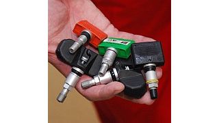 Werkstätten bekommen es immer häufiger mit Reifendrucksensoren zu tun. (Foto: Rosenow)