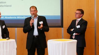 Die Teilnehmer der Podiumsdiskussion (v.l.): Erik Wirsing, Larry Terwey, Prof. Dr. Alexander Pflaum und Alexander Ochs. Man ist sich einig, dass die Branche noch viel tun muss, um die digitale Revolution zu meistern. (Kurt Fuchs/CNA)