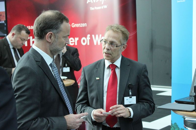 Thomas Reger (r.), Business Development ADN Distribution GmbH im Gespräch.  (Vogel IT-Medien)