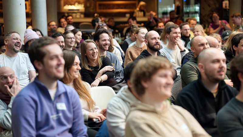 Austausch gehört zum Programm: Bei der Roadshow bleibt neben den fachlichen Impulsen bewusst Raum für Gespräche, neue Perspektiven und Networking. (Bild: kernpunkt Digital GmbH)