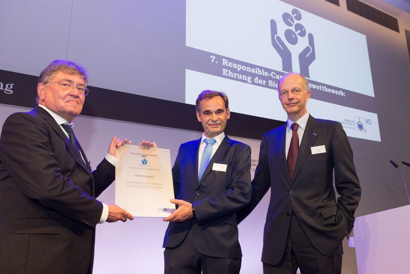 Der Mittelstandspreis ging an Mainsite: Von links: Jörg Beugholt und Lutz Dümmel mit Kurt Bock. (VCI/Darchinger)