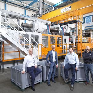 Vor der riesigen Spritzgießmaschine MX 4000-75000 von Krauss-Maffei bei der Georg Utz AG. Von links: Andreas Schlegel, Leiter Operations bei der Georg Utz AG, Bruno Schleiß, Geschäftsführer Krauss-Maffei in der Schweiz, Marcel Meier, Leiter Produktionstechnik bei der Georg Utz AG, und Markus Eggimann, dort Leiter Produktion.(Bild:  Krauss-Maffei)