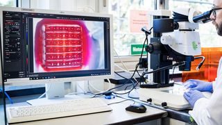 Lebendes Gewebe günstig drucken! Dieses Ziel wurde jetzt an der Hochschule München erreicht, indem die dortigen Experten einen handelsüblichen 3D-Drucker modifiiziert haben. Lesen Sie hier, was es damit auf sich hat ... (Bild: HS München)