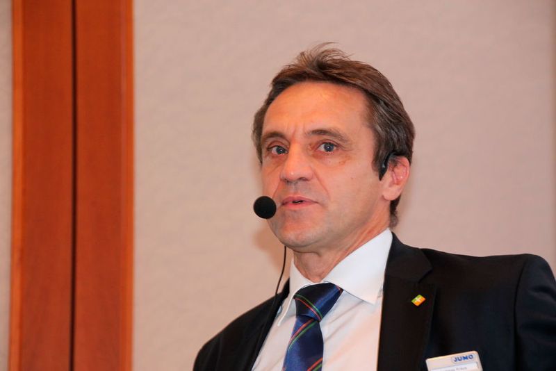 Andreas Kraus brachte den neuen Dreiphasen-Thyristorleistungssteller in Drehstromsparschaltung näher. (Bild: Kunze/elektrotechnik)