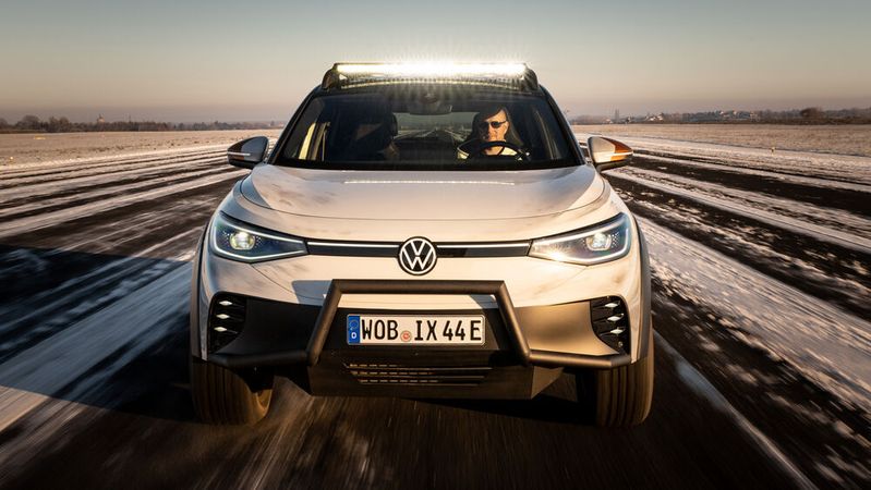Der ID Xtreme ist als Konzeptfahrzeug auf Basis des ID 4 entstanden.(Bild:  Autoren-Union Mobilität/Volkswagen)