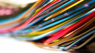 Die Elektrik/Elektronik im Automobil hat mittlerweile eine hohe Komplexitiät erreicht. Mithilfe von Sensorik in der Herstellung lassen sich Einbußen bei Leistung, Qualität oder Verfügbarkeit vermeiden. (Bild: DiIT)