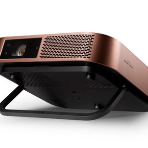 Der Full-HD-Beamer Viewsonic M2 ist für kürzere Projektionsabstände ausgelegt. Seine Helligkeit liegt bei 1.200 LED-Lumen.