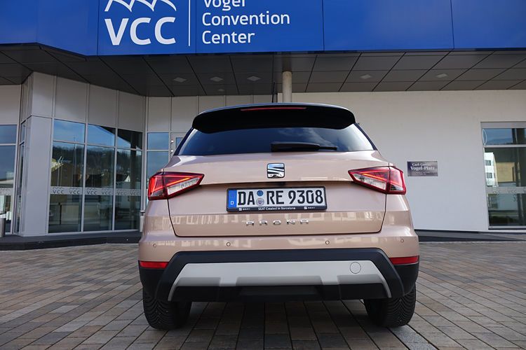 Außerdem erhält das City-SUV zusätzlich doppelte Heckleuchten, die das Fahrzeug breiter wirken lassen sollen. Mit einer Breite von 1,78 Metern haben aber der Arona und der Ibiza identische Maße.   (Jens Scheiner)