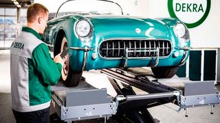 Künftig nur alle fünf statt wie bisher alle zwei Jahre: Mit ihrem Antrag, das HU-Intervall deutlich zu verlängern, ist die FDP im Bundestag jetzt gescheitert. (Bild: Dekra)