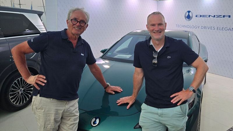 Burkhard Weller (li.), geschäftsführender Gesellschafter der Weller Holding, freut sich auf die Zusammenarbeit mit Klaus Hartmann, Regional Sales Director bei Denza.(Bild:  Denza)